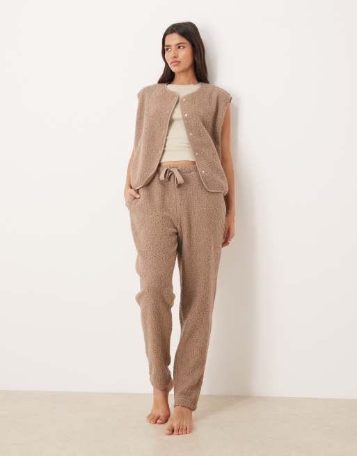 Joggers color visón de corte tapered de borreguito de ASOS DESIGN