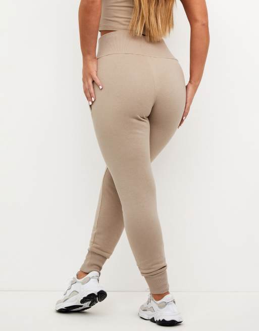 Joggers color visón de talle alto con texto Sky de Gym King , 2 de 4
