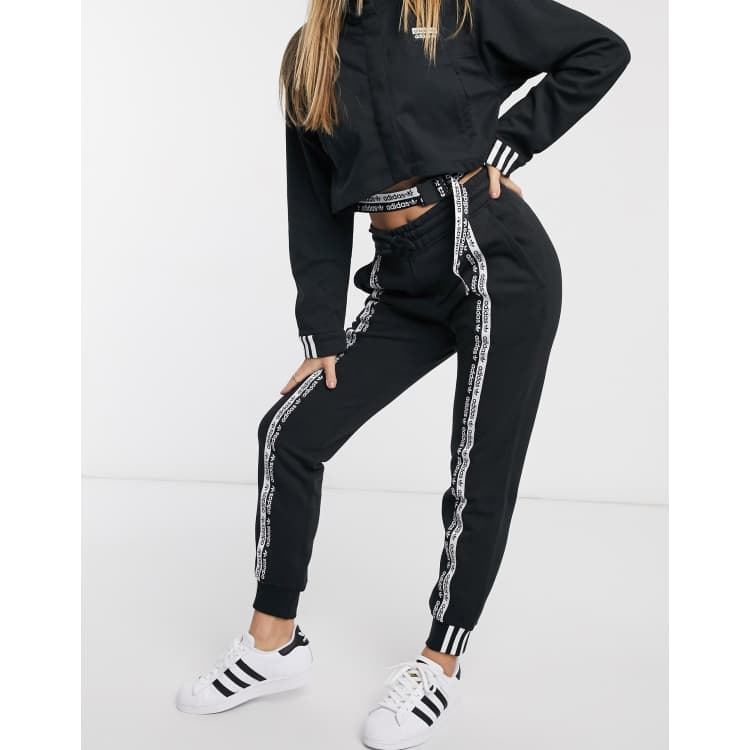 Adidas chino joggers outlet definicion