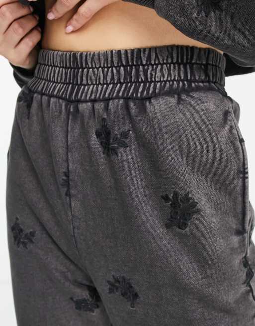 Joggers con lavado negro y bordado floral de ASOS DESIGN (parte de un conjunto) , 3 de 4