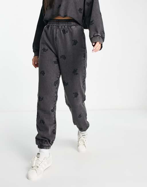 Joggers con lavado negro y bordado floral de ASOS DESIGN (parte de un conjunto) , 4 de 4