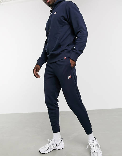 Hombre Joggers de ropa deportiva | Joggers con logo pequeño en azul marino de New Balance - WG76130