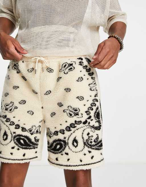 Joggers cortos color crema con estampado de cachemir de borreguito de Mennace (parte de un conjunto)