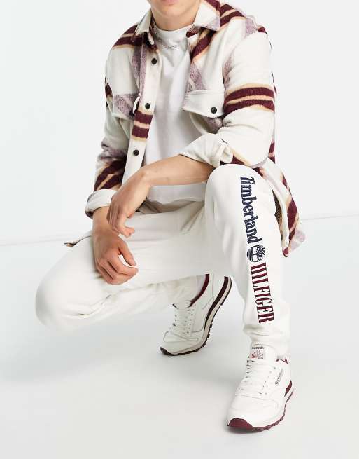 Joggers crema con logo en la pernera de la colección cápsula de Tommy Hilfiger x Timberland