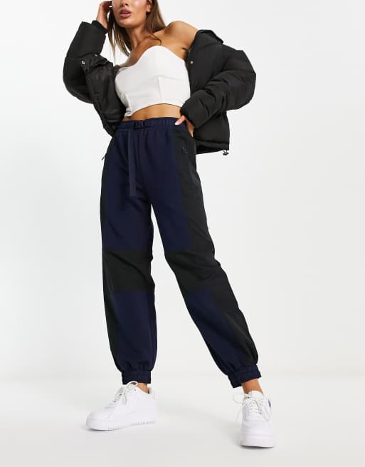 Joggers de corte abombado con diseño color block de Lacoste