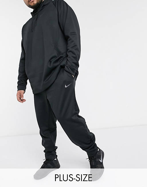 Hombre Pantalones y mallas | Joggers de corte tapered en negro de Nike Training Plus - KD73364