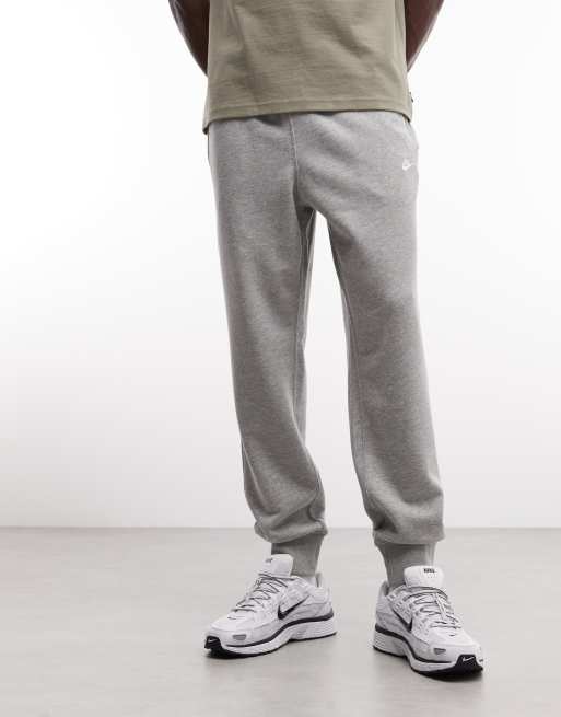 Joggers de rizo francés con puños ajustados en gris Club de Nike, 2 de 7