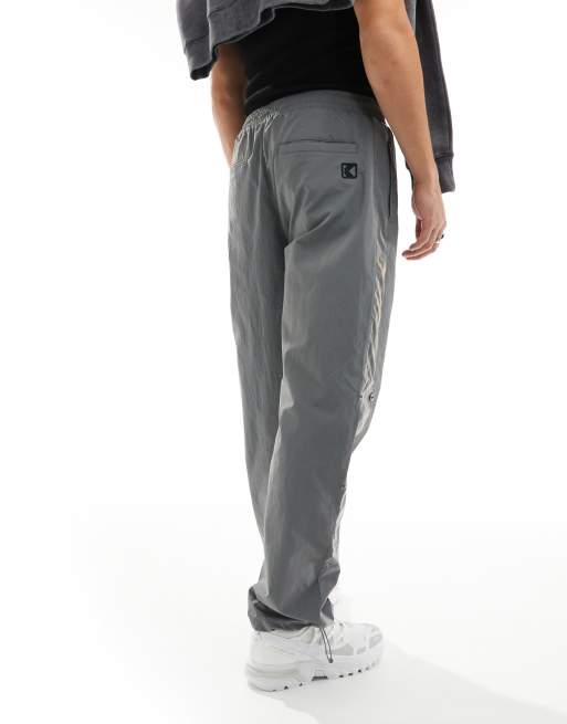 Joggers deportivos gris reflectante de pernera ancha de estilo retro de Karl Kani, 4 de 5