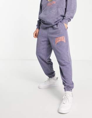 Joggers extragrandes con lavado azul marino vintage y estampado 