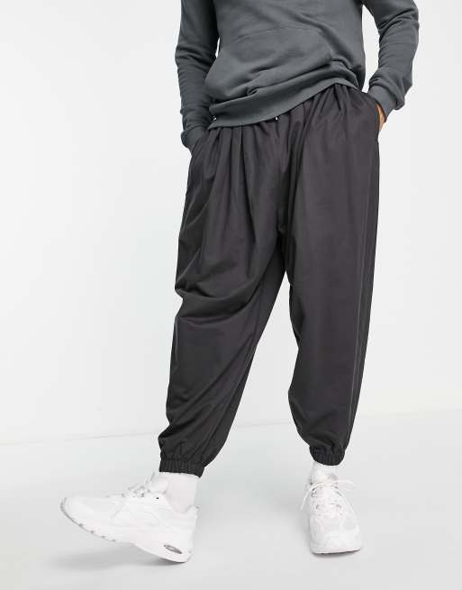 Joggers extragrandes con lavado negro y bajos ajustados de canalé de ASOS DESIGN (parte de un conjunto)