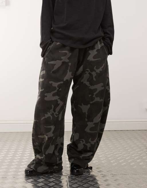 Joggers extragrandes de corte globo con estampado de camuflaje de Weekday, 2 de 5