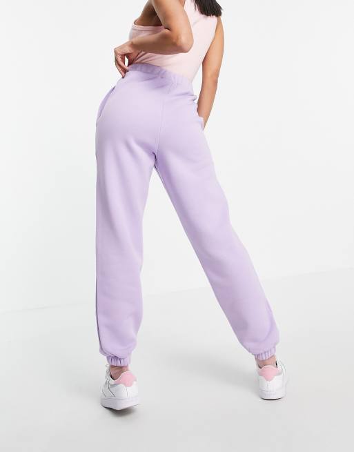 Joggers extragrandes lilas con gráfico de los Osos Amorosos de ASOS DESIGN (parte de un conjunto), 2 de 4
