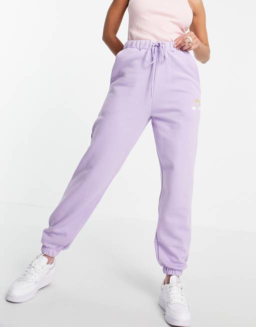 Joggers extragrandes lilas con gráfico de los Osos Amorosos de ASOS DESIGN (parte de un conjunto), 3 de 4