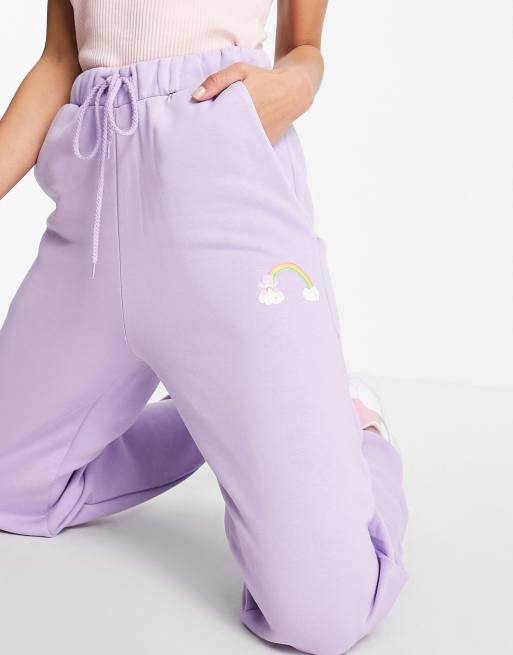 Joggers extragrandes lilas con gráfico de los Osos Amorosos de ASOS DESIGN (parte de un conjunto), 4 de 4