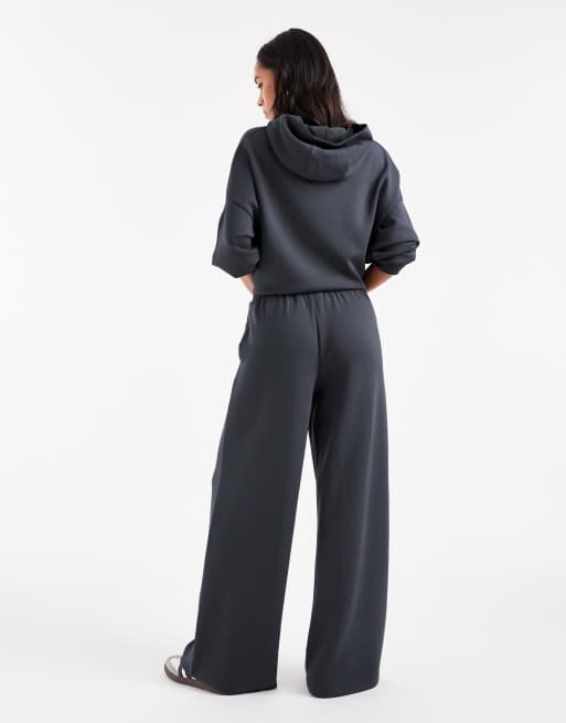 Joggers gris carbón de pernera ancha de cupro suave de ASOS DESIGN, 2 de 5
