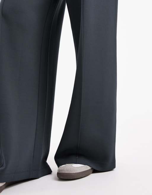 Joggers gris carbón de pernera ancha de cupro suave de ASOS DESIGN, 5 de 5
