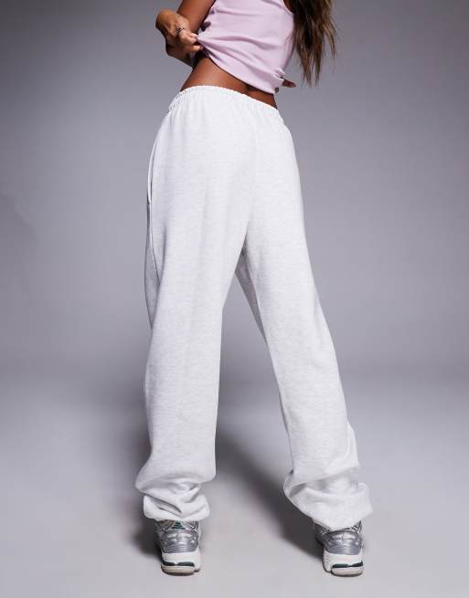 Joggers gris claro con logo bordado y bajos ajustados de tejido rico en algodón de Kaiia (parte de un conjunto)  , 4 de 5