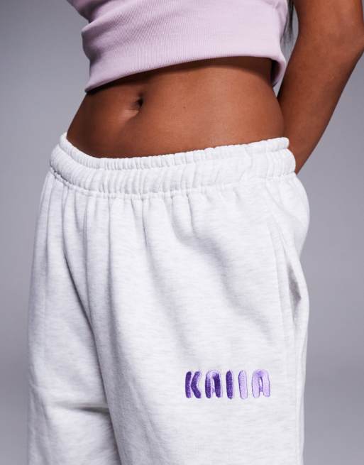 Joggers gris claro con logo bordado y bajos ajustados de tejido rico en algodón de Kaiia (parte de un conjunto)  , 5 de 5