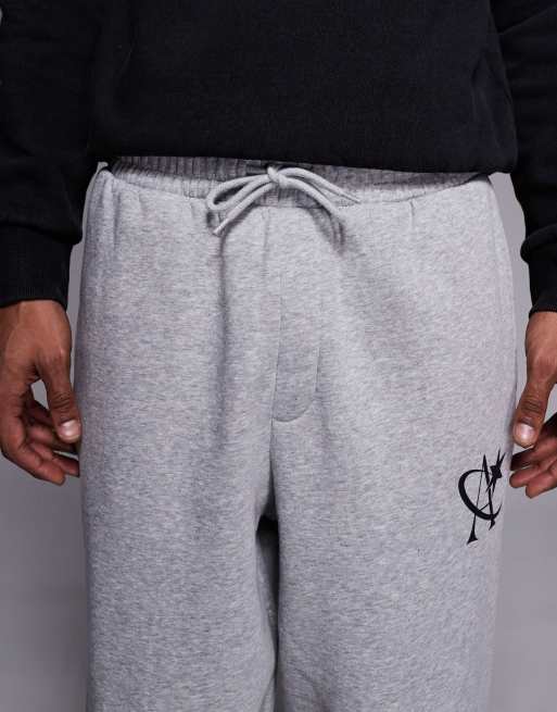 Joggers gris claro de corte suelto con logo de estrella de ADPT, 5 de 5