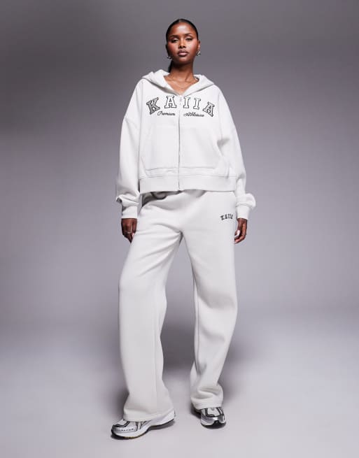 Joggers gris claro de pernera ancha con logo bordado de Kaiia (parte de un conjunto)