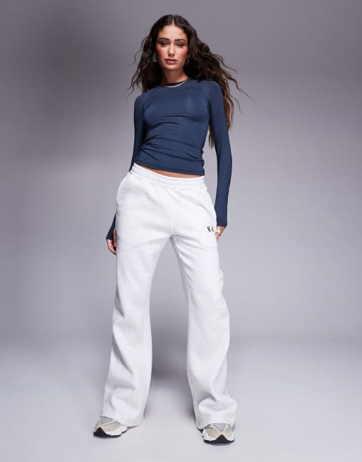 Joggers gris claro de pernera ancha con logo bordado de Kaiia Petite