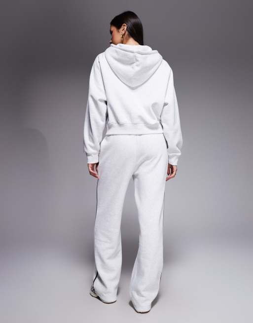 Joggers gris claro de pernera ancha con logo bordado y raya lateral de tejido rico en algodón de Kaiia (parte de un conjunto), 5 de 5