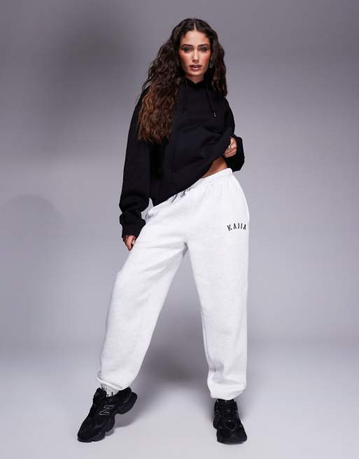 Joggers gris claro jaspeado con bajos ajustados y logo bordado de Kaiia Petite