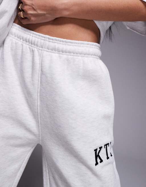 Joggers gris claro jaspeado y rojos de pernera ancha con logo KTL bordado de mezcla de algodón de Kaiia (parte de un conjunto)  , 3 de 5