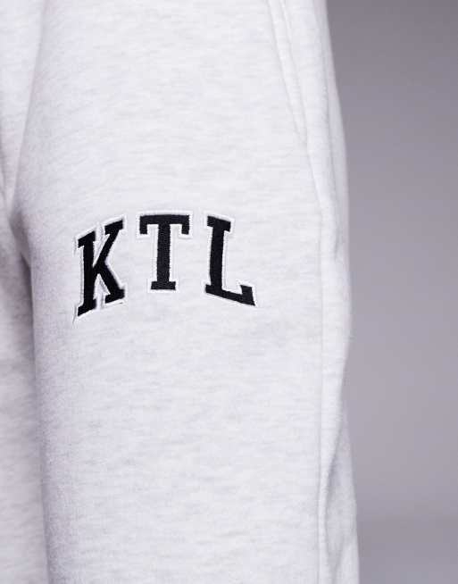 Joggers gris claro jaspeado y rojos de pernera ancha con logo KTL bordado de mezcla de algodón de Kaiia (parte de un conjunto)  , 4 de 5