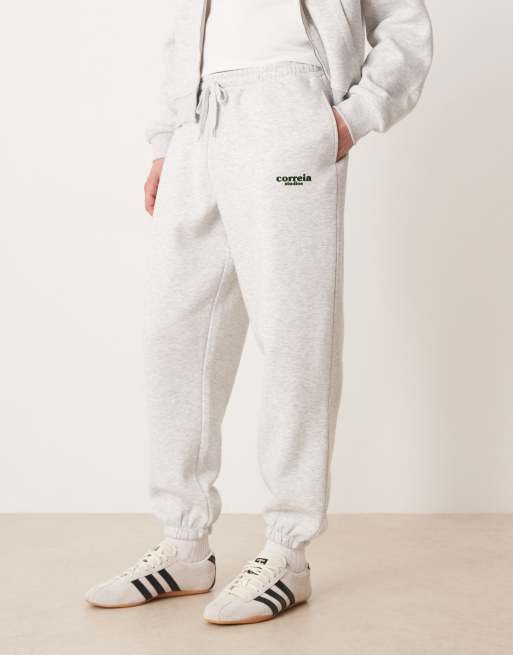 Joggers gris hielo jaspeado extragrandes con detalle estampado de ASOS DESIGN, 2 de 5