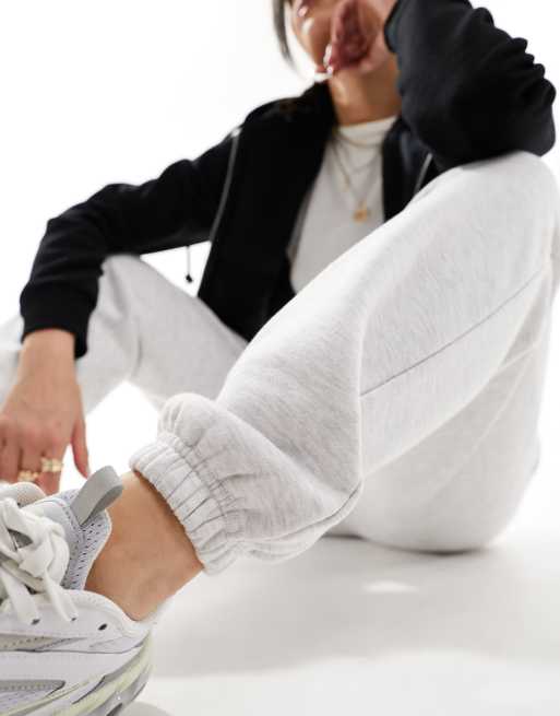 Joggers gris jaspeado con bajos ajustados y cordón ajustable de In The Style, 2 de 5