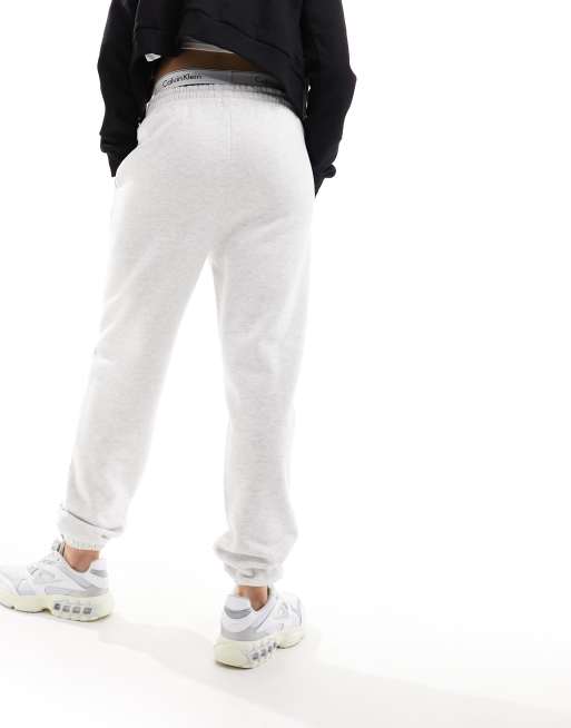 Joggers gris jaspeado con bajos ajustados y cordón ajustable de In The Style, 3 de 5