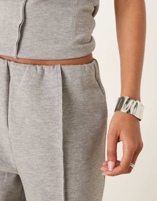 Joggers gris jaspeado de pernera ancha de tejido efecto neopreno de ASOS DESIGN (parte de un conjunto), 2 de 5