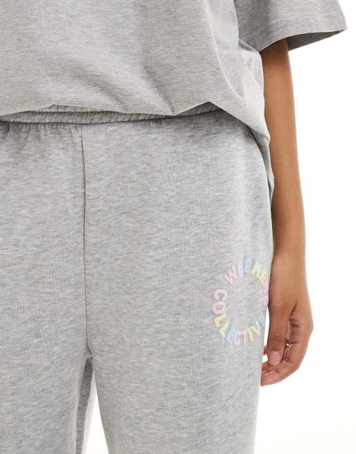 Joggers gris jaspeado de pernera recta con logo en tonos pastel de ASOS Weekend Collective, 4 de 5