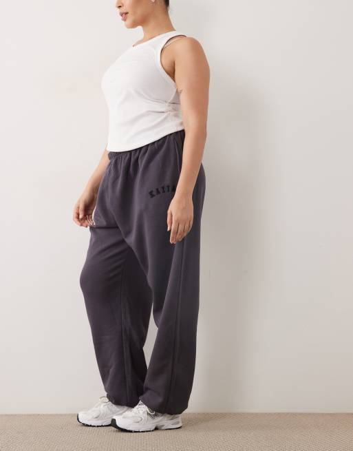 Joggers gris oscuro con bajos ajustados y logo bordado de mezcla de algodón de Kaiia Plus (parte de un conjunto), 2 de 5