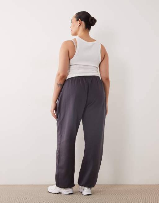 Joggers gris oscuro con bajos ajustados y logo bordado de mezcla de algodón de Kaiia Plus (parte de un conjunto), 3 de 5