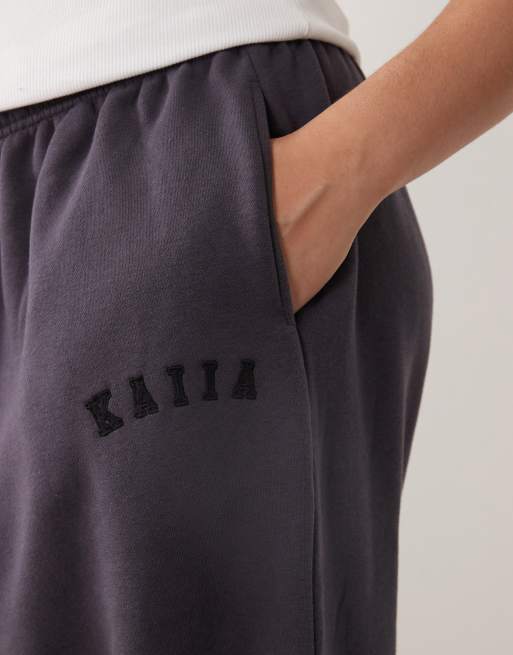 Joggers gris oscuro con bajos ajustados y logo bordado de mezcla de algodón de Kaiia Plus (parte de un conjunto), 4 de 5