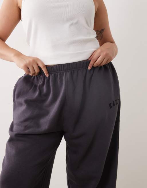 Joggers gris oscuro con bajos ajustados y logo bordado de mezcla de algodón de Kaiia Plus (parte de un conjunto), 5 de 5