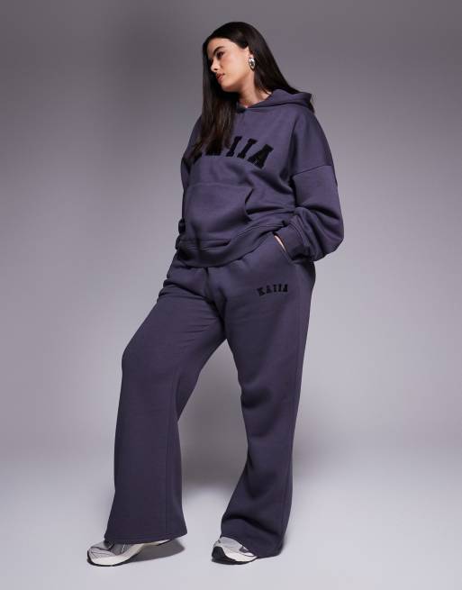 Joggers gris oscuro de pernera ancha con logo bordado de Kaiia Plus (parte de un conjunto)
