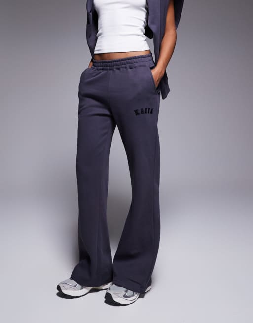 Joggers gris oscuro de pernera ancha con logo bordado de mezcla de algodón de Kaiia (parte de un conjunto)  , 3 de 6