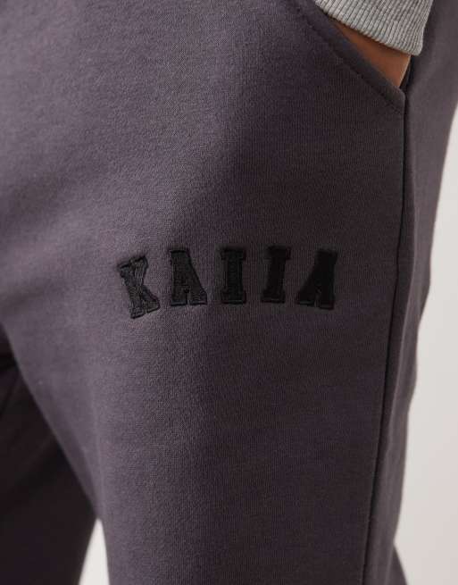 Joggers gris oscuro de pernera ancha con logo bordado de mezcla de algodón de Kaiia Petite, 2 de 5