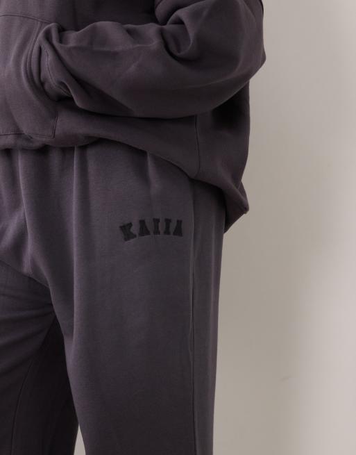 Joggers gris oscuro de pernera ancha con logo bordado de mezcla de algodón de Kaiia Plus (parte de un conjunto), 2 de 5