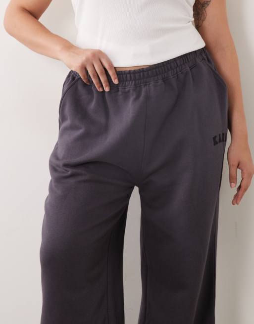 Joggers gris oscuro de pernera ancha con logo bordado de mezcla de algodón de Kaiia Plus (parte de un conjunto), 5 de 5