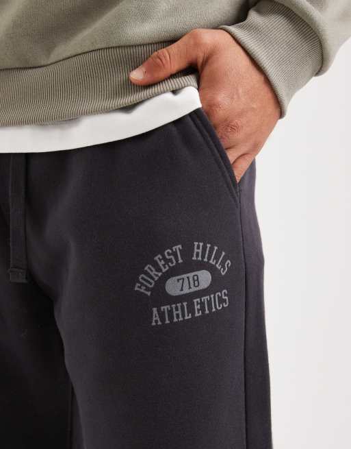 Joggers gris oscuro de pernera recta con logo universitario de Hollister, 5 de 5