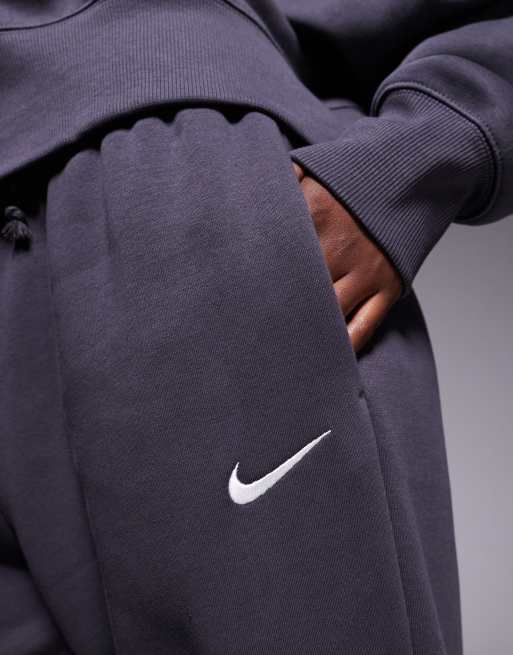 Joggers gris oscuro extragrandes de talle alto con bajos ajustados Phoenix Fleece de Nike , 3 de 5