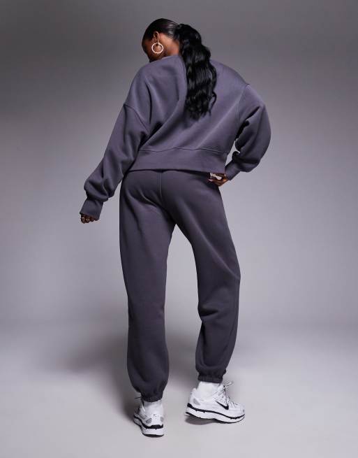 Joggers gris oscuro extragrandes de talle alto con bajos ajustados Phoenix Fleece de Nike , 5 de 5