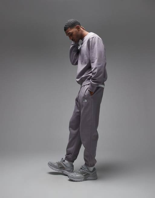 Joggers grises básicos extragrandes con logo Essential de The North Face, 3 de 5