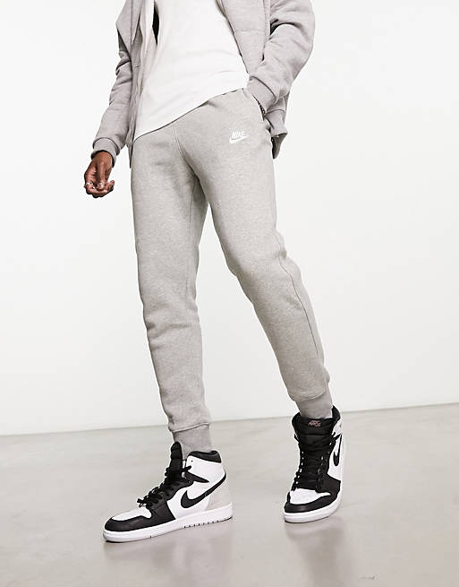 Hombre Pantalones y mallas | Joggers grises con bajos ajustados Club de Nike - FY94413