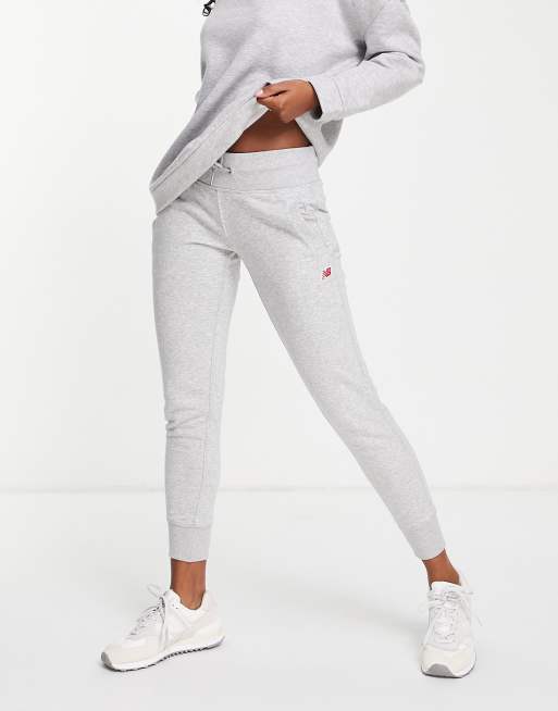 Joggers grises con logo pequeño de New Balance