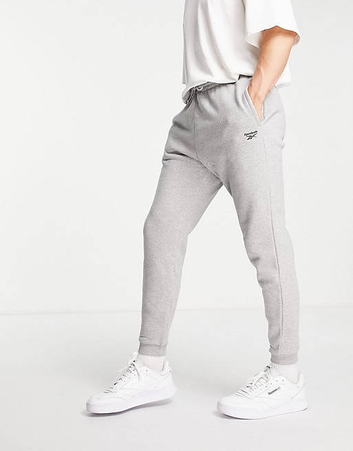 Hombre Pantalones y mallas | Joggers grises con logo pequeño de Reebok Classics - KA25004